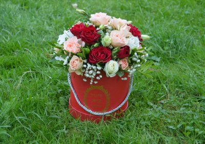 Красная коробочка с кустовой розой размера М