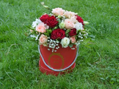 Красная коробочка с кустовой розой размера М